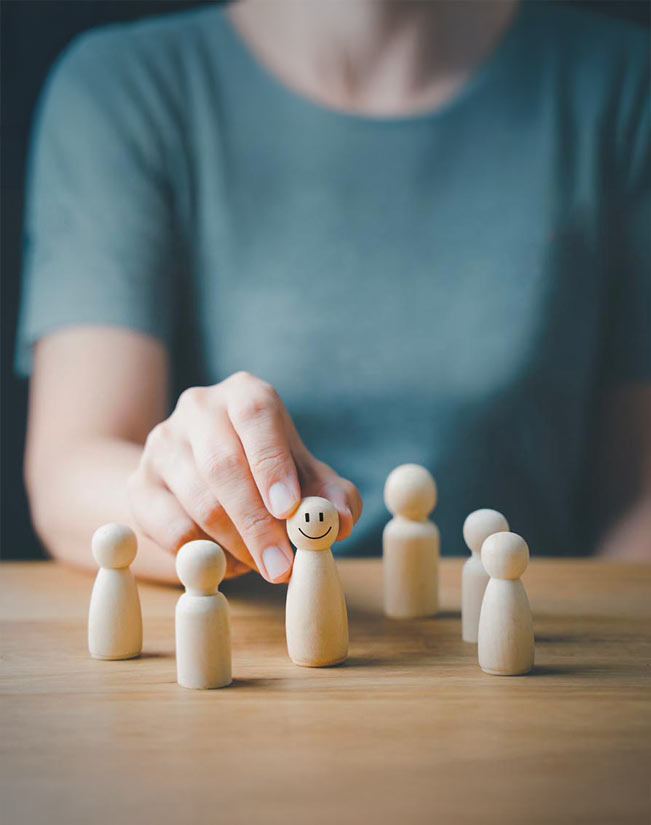 Aufstellung mit Holzfiguren